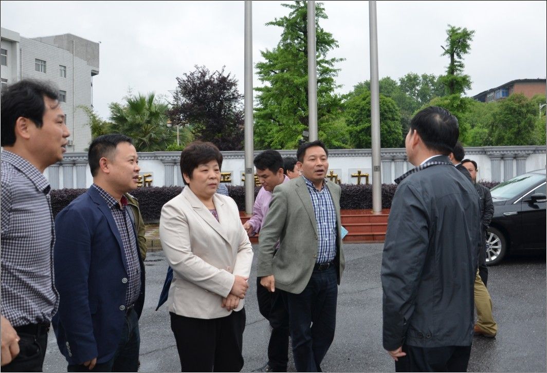 市政协主席黄曙光、常务副市长王志刚一行来新芦淞集团现场办公
