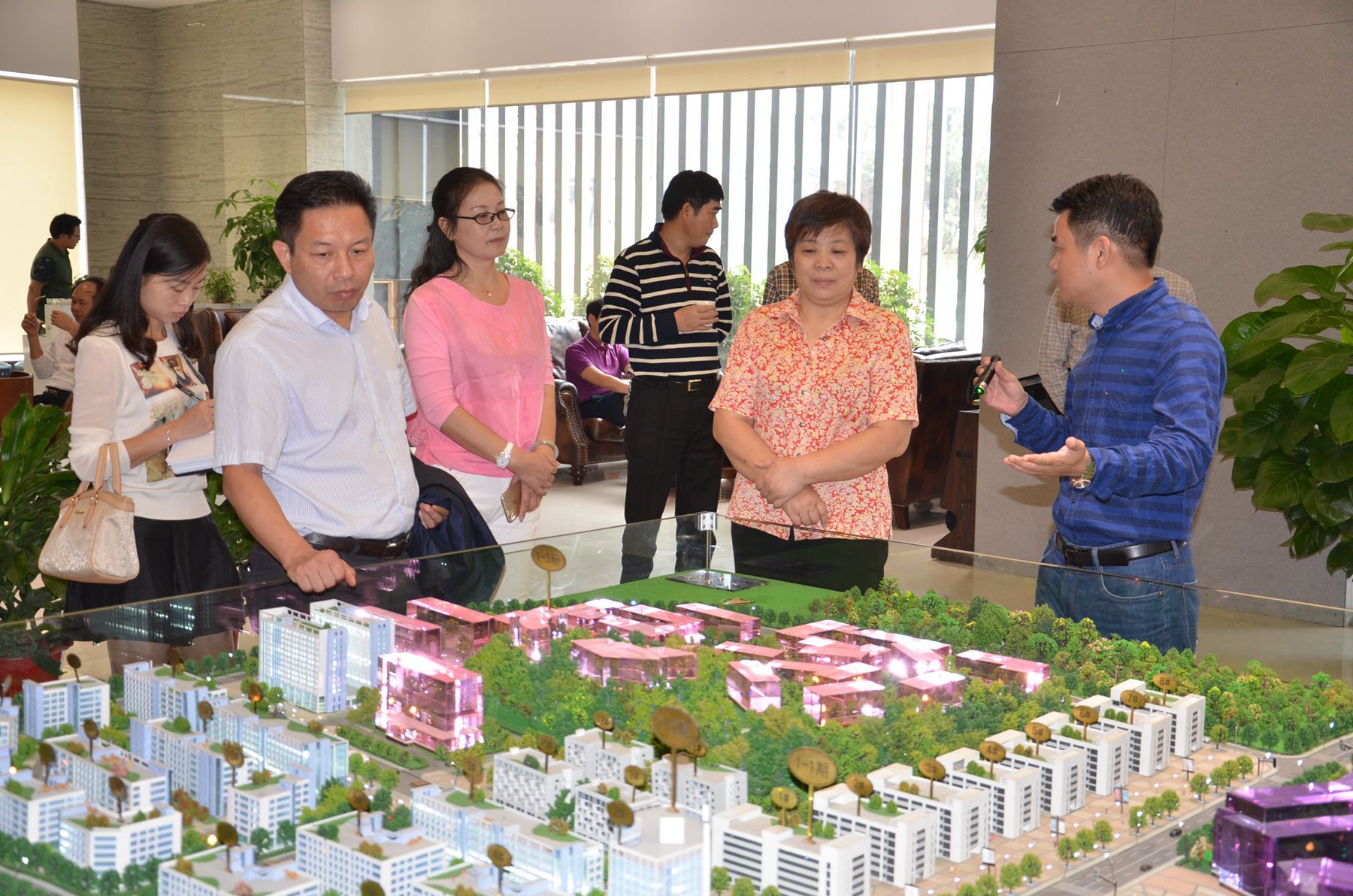 黄曙光率市政协主席会议成员视察芦淞服饰产业