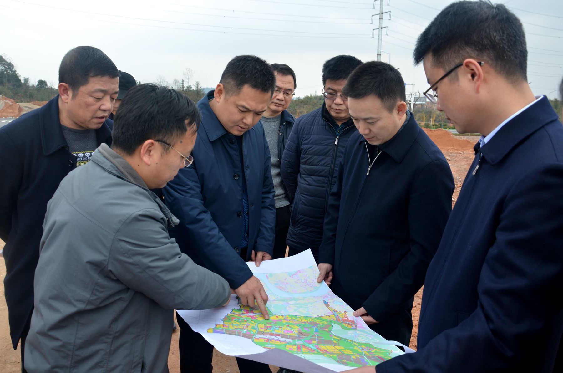 副市长何朝晖调研航空、服饰“两城”重点项目建设